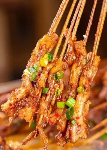 烤五花肉经典必点的烤五花肉没尝过就算白来经过秘制酱料的浸泡肥瘦