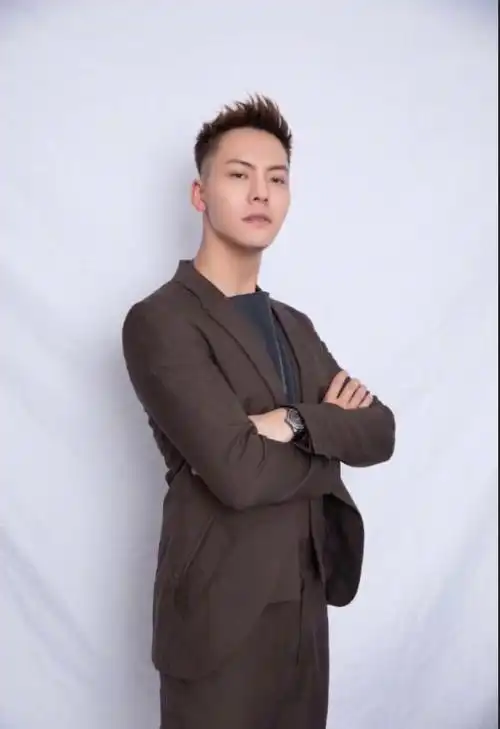 帅哥壁纸:香港男明星陈伟霆棕色西服帅气图片-小虾米