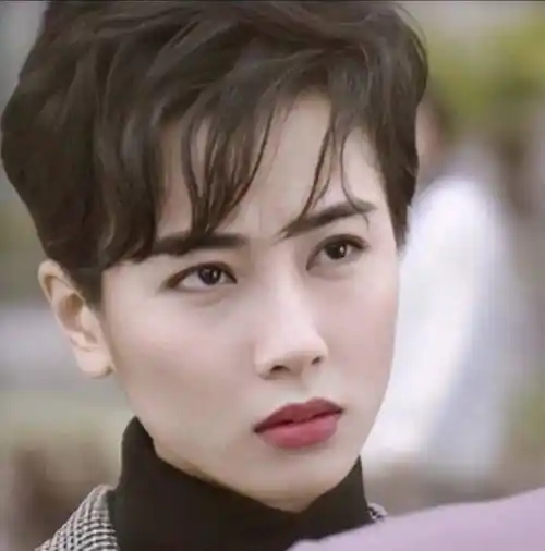 当年很多女港星凭借短发叱咤娱乐圈,但公认的短发"女神"只有一个.