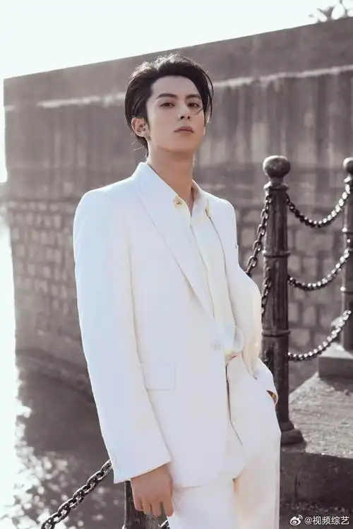 王鹤棣纯白西装大片 我们浓颜系大帅哥是这样的 啊啊啊唯有震撼!