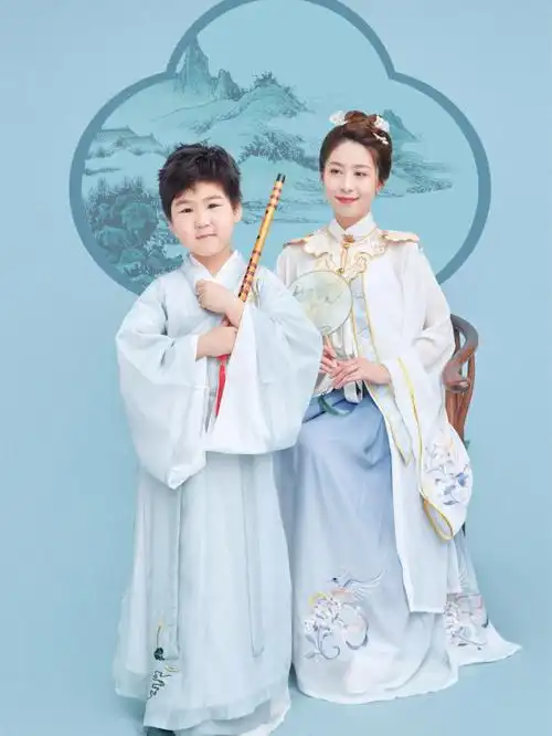 千秋无绝色悦目是佳人武汉古风亲子照