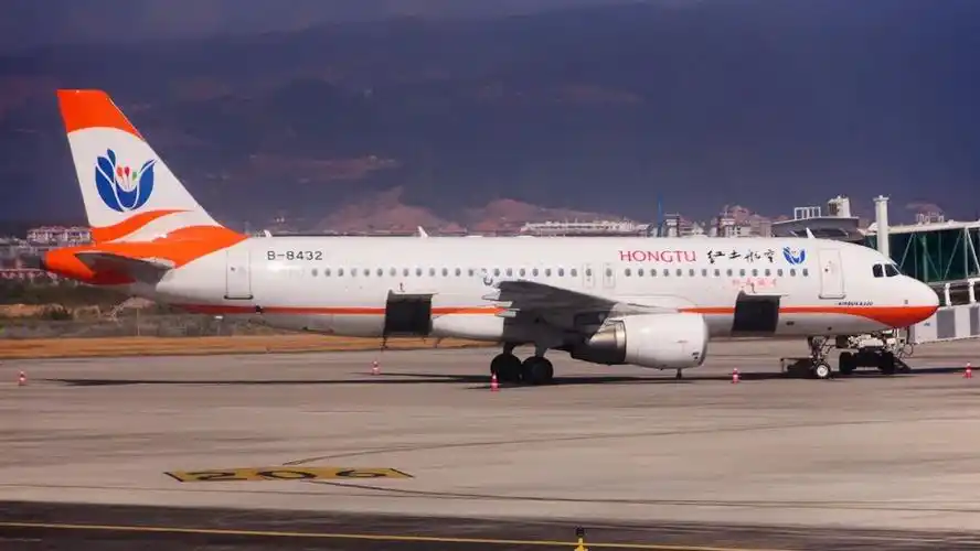 初,有飞友报告说红土航空最后一架"b-8432"号也换成了"湖南航空"涂装