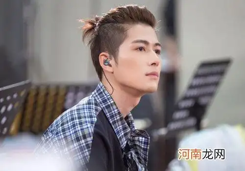 下面头发剃掉,弄成今年非主流文艺青年露额马尾辫扎发发型,把自己打造