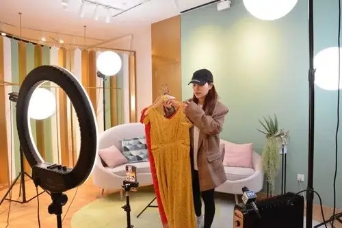 单场6小时直播"带货"4000多万元,"国民女装"要"网上走"