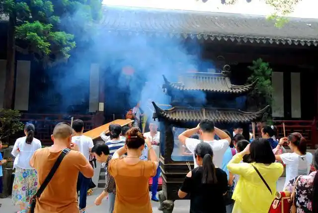 有一天工作之余,我去寺庙,走进跪拜的人群,想学学他们怎么拜佛,听听