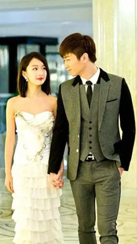 2014年,周冬雨与香港男星阮经天合作《暴走神探》,表现十分默契,又