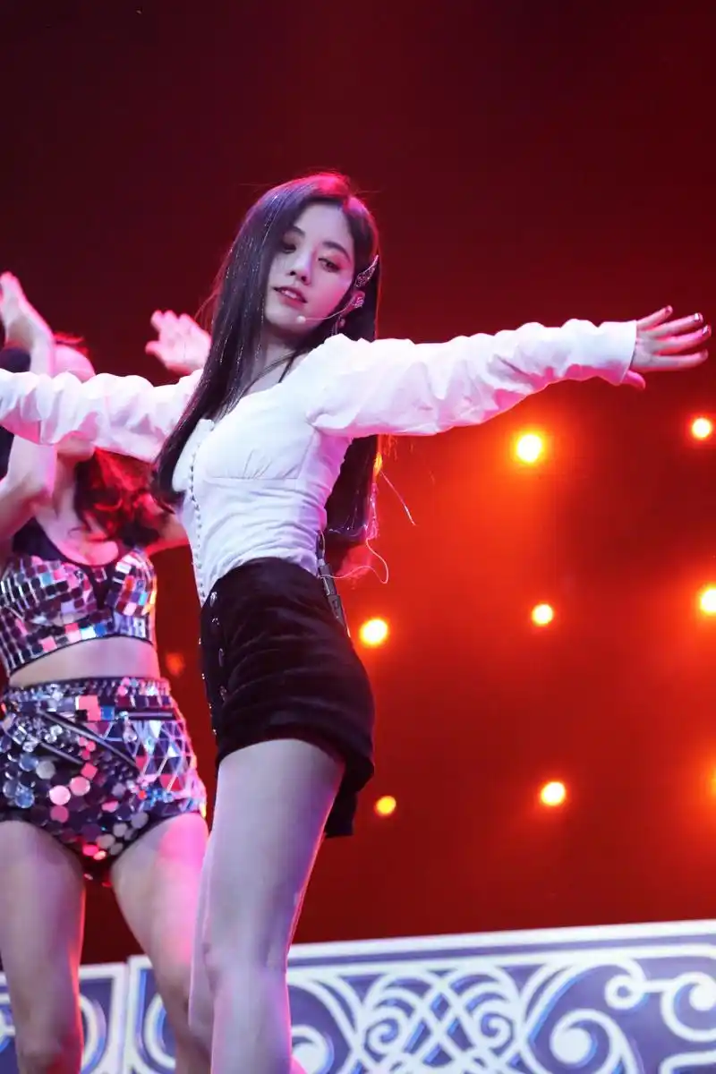 鞠婧祎身穿超短裤动感热舞,秀出性感身材,网友:要不要这么性感.