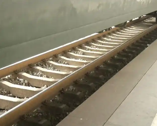 过去,为解决钢轨在热胀冷缩时产生的伸缩力,建设铁路时,要在钢轨接头