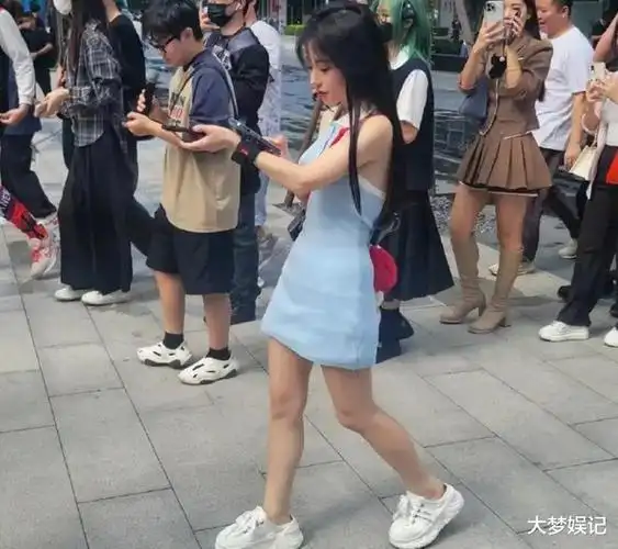 大陆第一网红冯提莫"无p照片"流出!身材比例超诡异