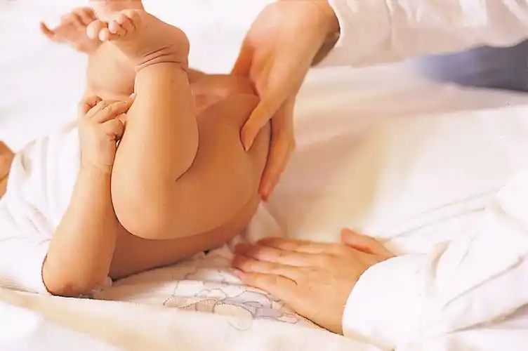 图解尿布和纸尿裤更换方法