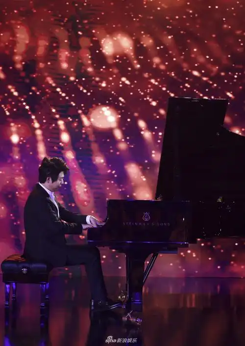 郎朗穿黑色西装优雅帅气 表演钢琴独奏神情沉醉
