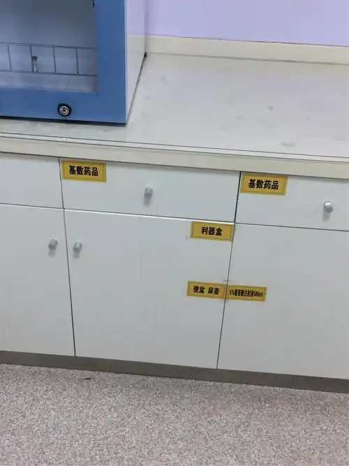 我们科有备用的基数药,都放在上层抽屉里.