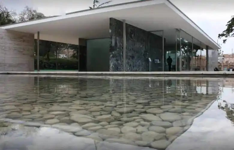 重建后的巴塞罗那世博会德国馆(图源:archdaily)