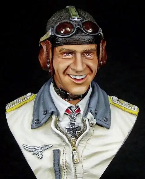 汉斯-乌尔里希·鲁德尔1916年7月2日生于德国东部施林津,其父是神职