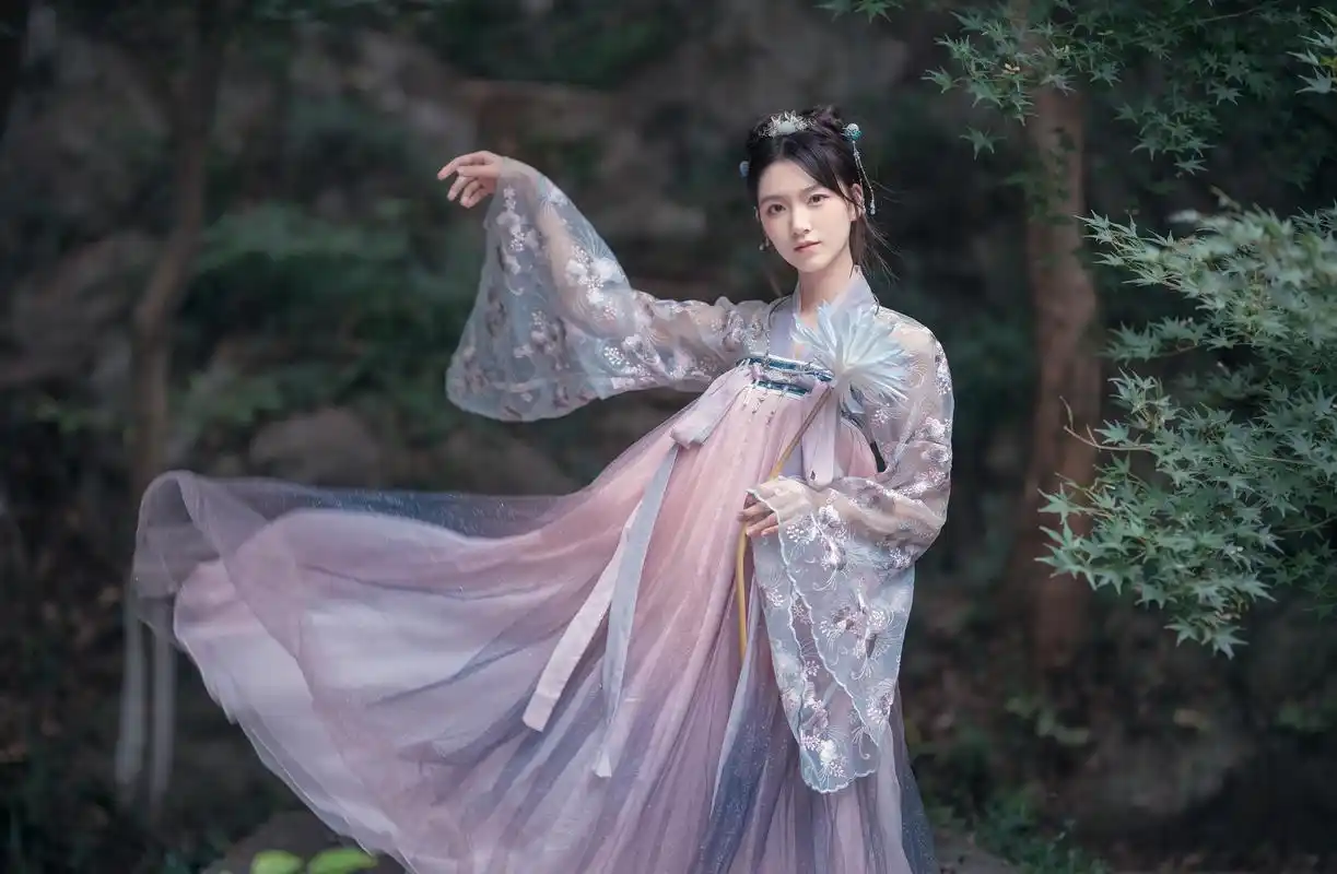 元宵汉服,月圆人团圆.华灯初上,我身着汉服,漫步在古色古香的街巷.