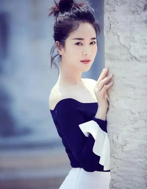 婚后左小青淡出娱乐圈,专心相夫教子,结婚第二年,她生下女儿高子淇.