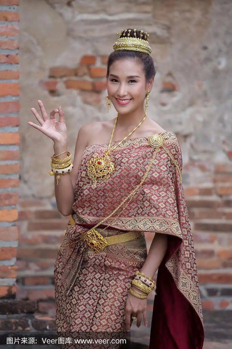 穿着民族服装的美丽泰国女人