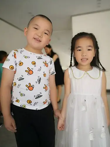 最喜欢小男孩小女孩手拉手的样子.窃喜!