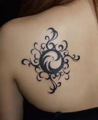 女孩后肩部图腾纹身图片
