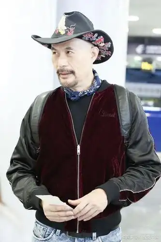 光头,高大,肌肉男,银幕中的徐锦江"坏人""疯狂"的形象深入人心.