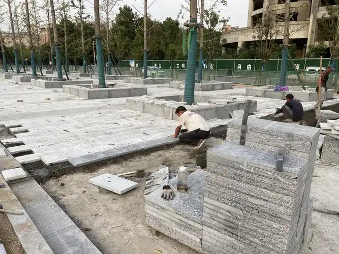 广场东侧室外铺设花岗岩地面