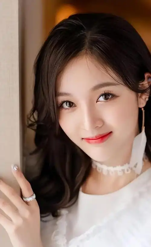 眼型特征:眼睛较长,眼头和眼尾不平行,眼尾是弯弯的形状,同时上眼皮