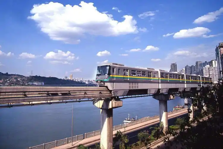 传说中穿越房屋,越过山岭,跨过长江,空中飞驰的重庆轻轨