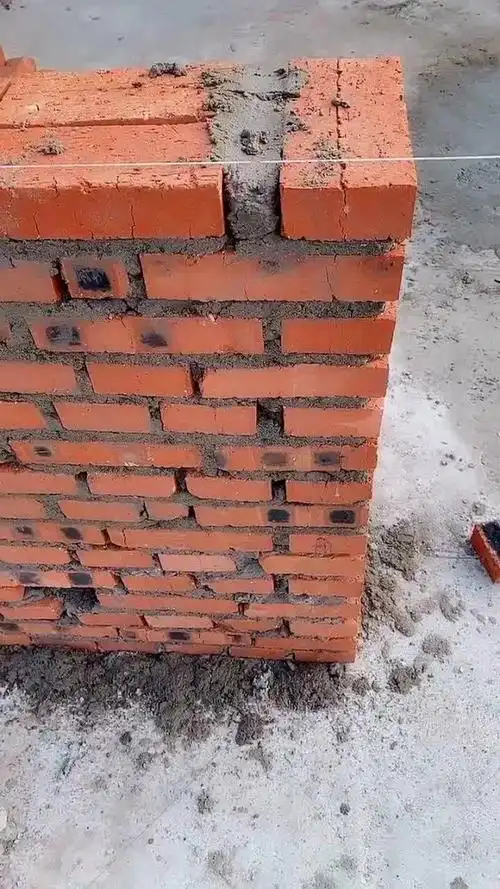 瓦工学徒砌墙,哪个爹教你这样干的,这缝是什么意思?