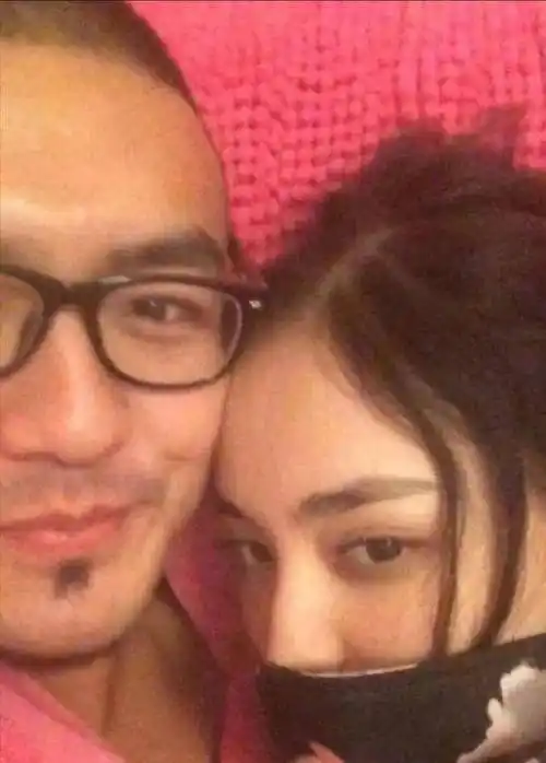 古力娜扎的第三任男友是圈内男星张翰,这是大家比较熟悉的,两人因戏