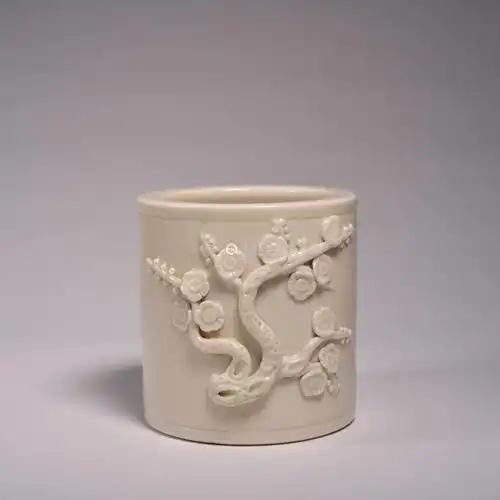 清 德化窑梅花贴塑笔筒