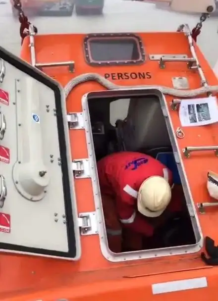 船用救生艇抛落实验,马上开始哦… 双击关注一下