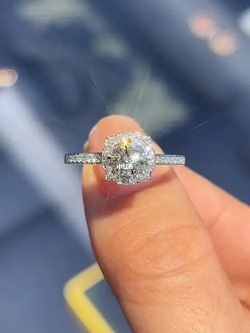 大还是显大50分主钻能够get 1克拉的效果9518k白金戒托镶嵌h色vs