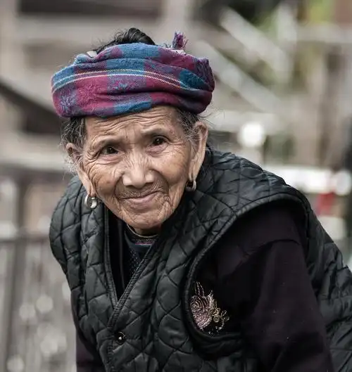 这是一位慈祥的老人,头发梳得十分认真,没有一丝凌乱.