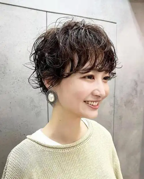 短发烫发发型图片女减龄2022(2022年最新发型女减龄)-1