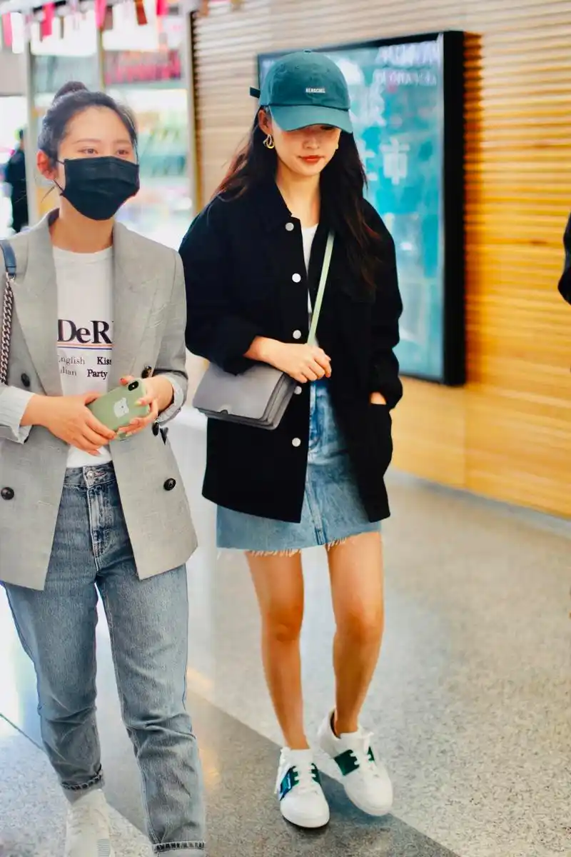 李沁跷二郎腿依旧纤细毫无赘肉,怪不得可以秒杀孟美岐