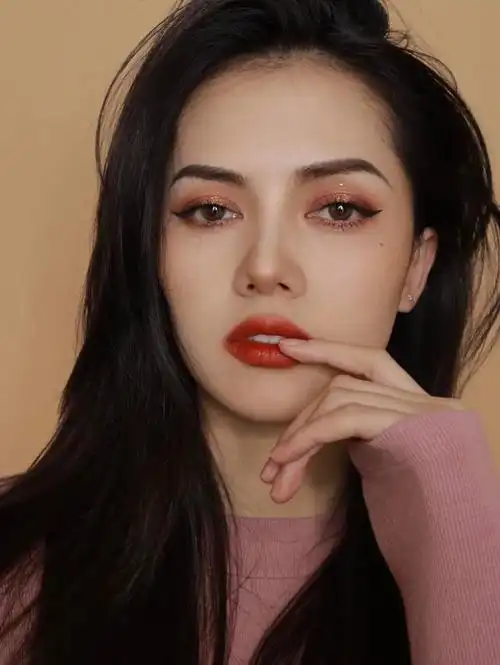 时尚圈除了网红脸之外,高级脸也备受推崇,国内的高级脸大表姐刘雯是