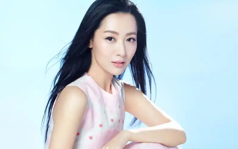 白冰的悲喜人生:当红时因爱情迷失自己,34岁幡然醒悟从头再来