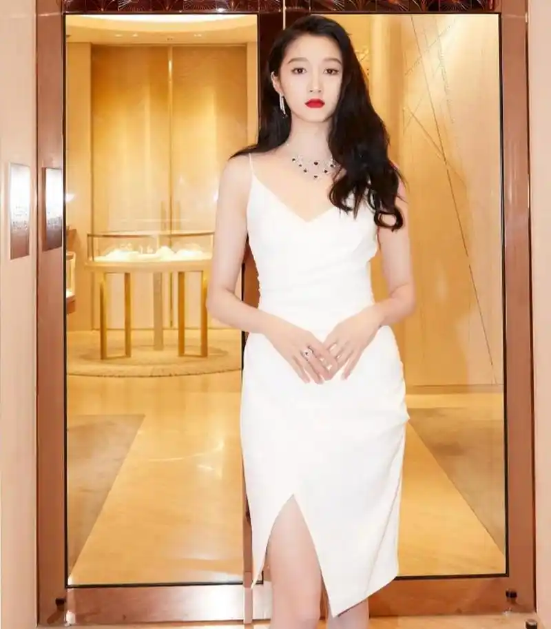关晓彤身穿白色吊带裙,气质优雅,身姿曼妙,性感迷人!