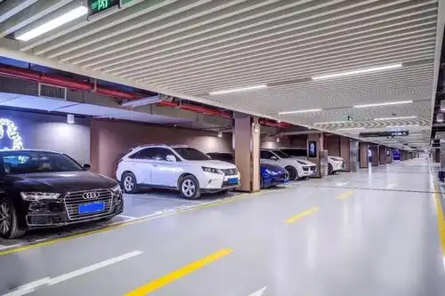 1,减速下库地下车库的出入口处往往是急转加陡坡,且很多设计都是,进出