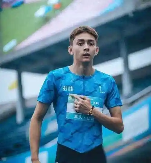 两破全国纪录天才少年17岁闪耀体坛