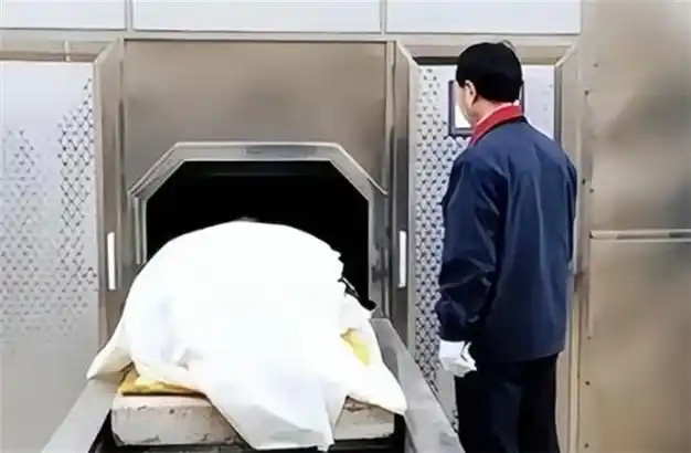 1995年,火化工何亚胜戴了两层口罩,准备火化一具发臭的年轻女尸