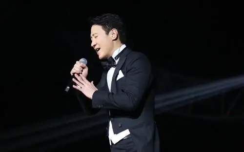 黎明黑色礼服舞台照图片