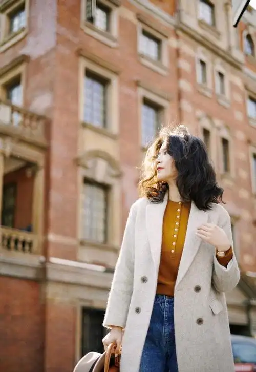 时尚博主三木厉害了把浅灰色西装外套穿出了高级感值得借鉴