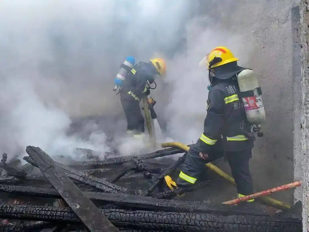 救援一线凌晨民房突发火灾桑植消防成功扑灭