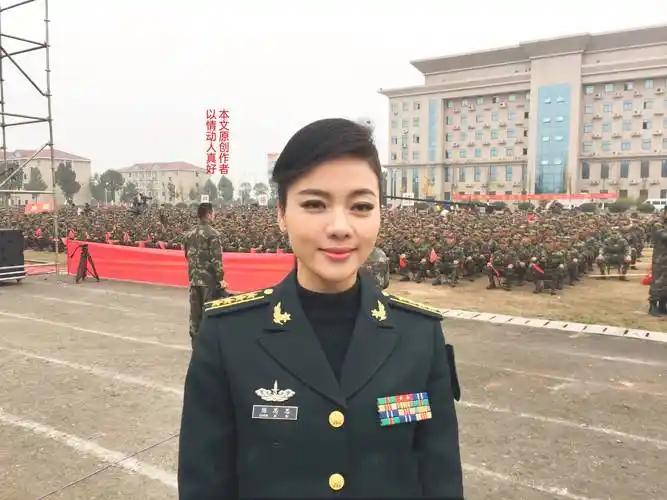靓丽军人陈思思嫣然一笑惹人醉,唱的9首情歌最感人!