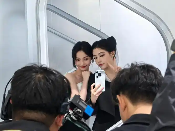 周洁琼许佳琪外滩同框##许佳琪雨中黑猫