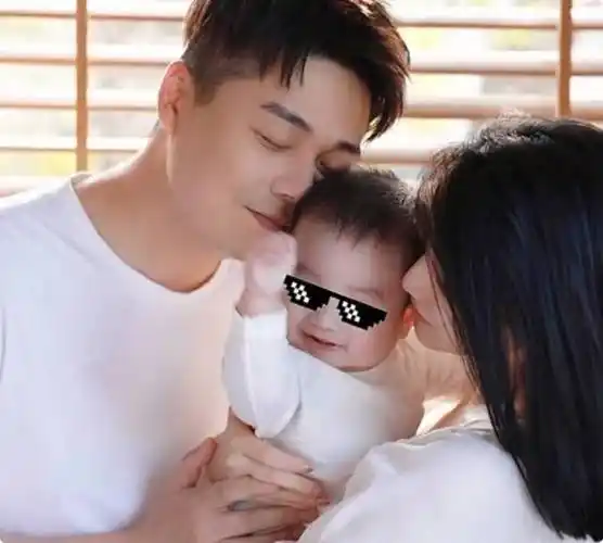 视频里,沈涛穿着一身低调的休闲装,怀里抱有穿着一身羊羔绒的宝宝