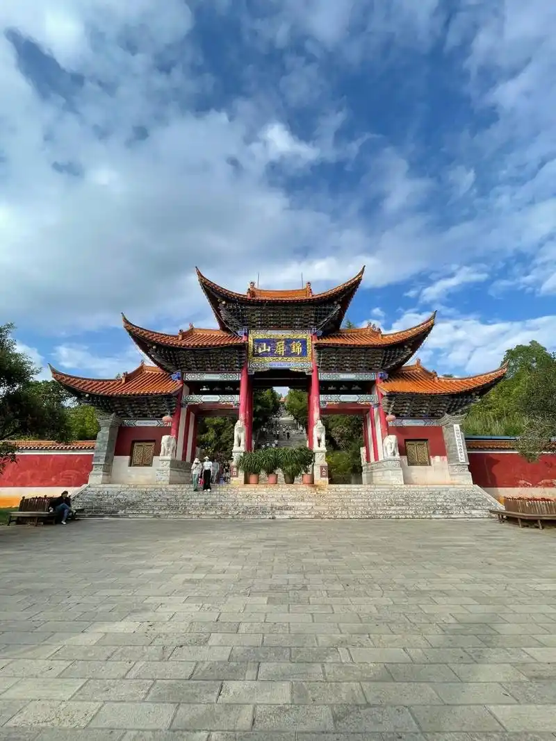 弥勒锦屏山风景区 弥勒大佛在此,1999台阶,也可以选择单程10元的观光