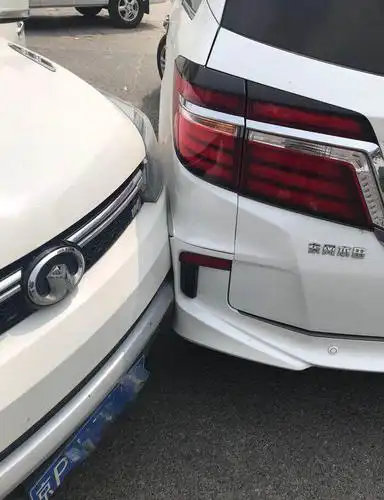 近日,一位本田艾力绅车主就在网上分享了一起让他糟心的交通事故,这位