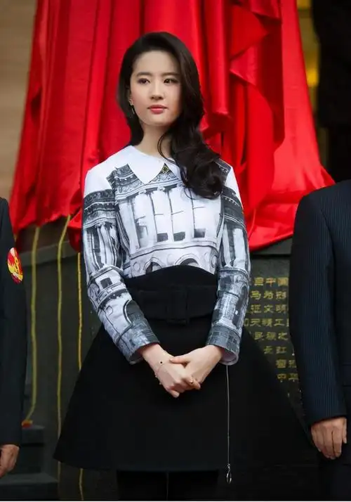 刘亦菲长相高级温婉五官配大波浪穿现代装也有小龙女气质